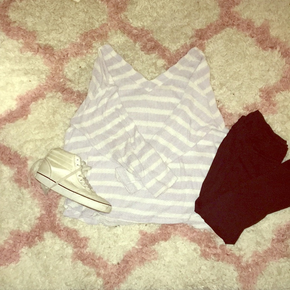 A cute light purple and white over sizes sweater💕